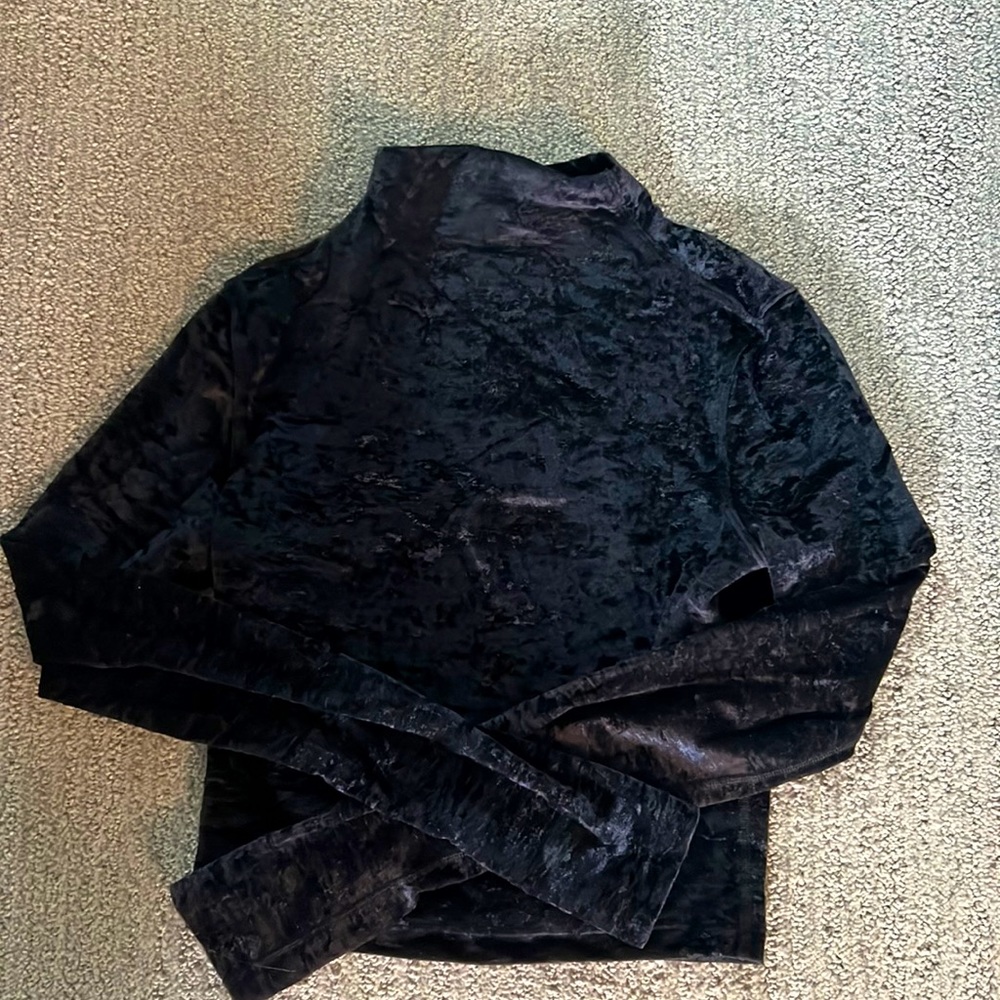 Lululemon cropped crushed velvet turtle neck